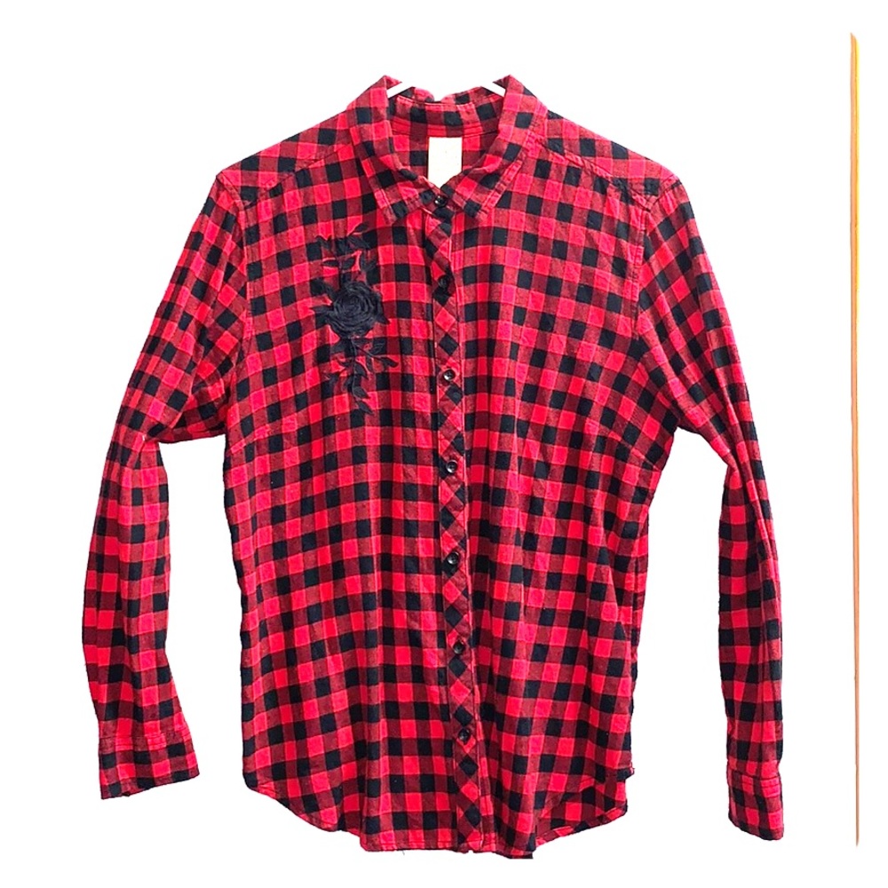 Buffalo check button down rose detail
